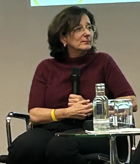 Isabel Schayani bei einer Podiumsdiskussion über die Relevanz evangelischer Publizistik, die der Preisverleihung vorgelagert war  | Foto: Willi Wild 
