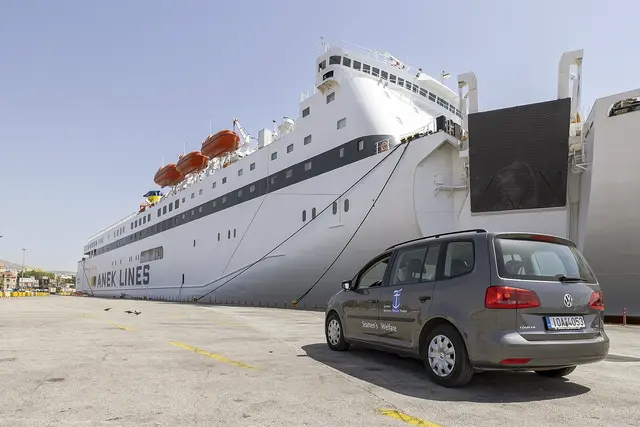 Vor Anker: Im Hafen von Piräus, einem der größten Passagier- und Umschlag-häfen in Europa, finden Seeleute Ansprechpartner der Seemannsmission.  | Foto: epd-bild/Paul-Philipp Braun