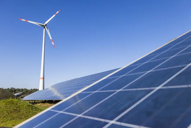 Symbolbild: Windkraftanlagen und Photovoltaik möchte ein Investor entlang der Autobahn bei Quedlinburg errichten. Die Unesco prüft nun, ob der Welterbe-Status dann gefährdet wäre.  | Foto: epd-bild/Detlef Heese
