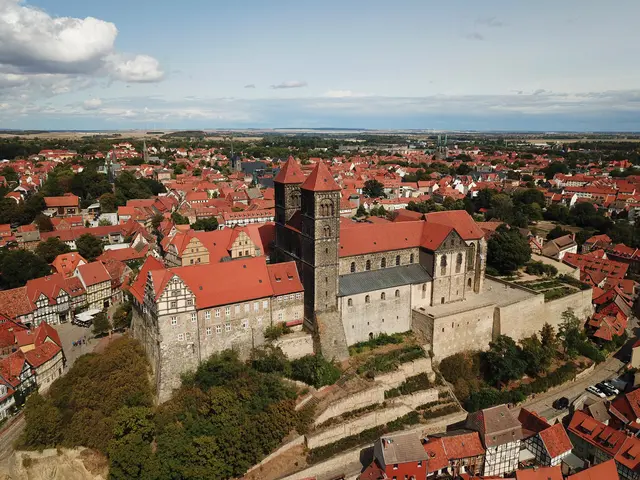 Stiftsberg von Quedlinburg (im Vordergrund). 5 Kilometer entfernt sollen das neue Industriegebiet und die Windenergieanlagen errichtet werden. | Foto: epd-bild/Steffen Schellhorn