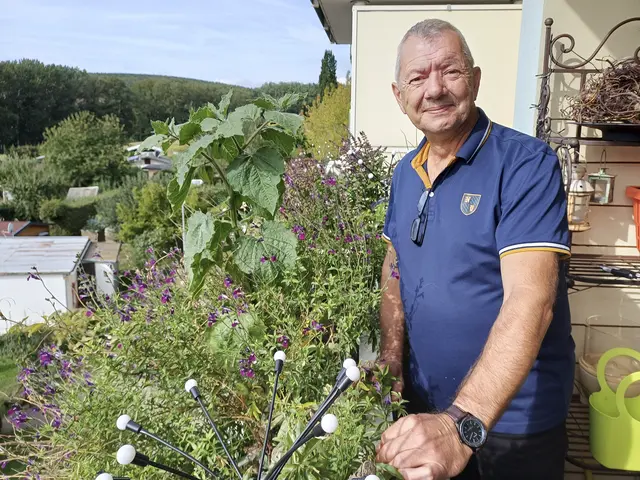 Aufgeblüht: Der Gartenbauingenieur Gerd Frobenius hat auf seinem Balkon einen biblischen Kräutergarten.  | Foto: Reiner Schmalzl