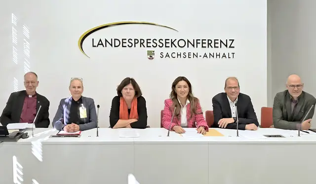 "Ihr werdet uns nicht los": Regionalbischof Johann Schneider (v. l.), Annett Flachshaar (Ver.di), Barbara Höckmann (Awo), Undra Dreßler (Lamsa) , Christoph Stolte (Diakonie) und Moderator Christopher Kissmann | Foto: Thomas Nawrath