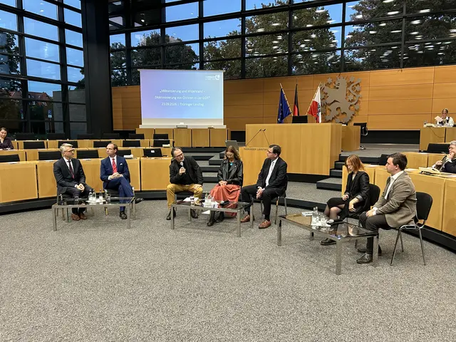 Podiumsdiskussion: v.l. Roland M. Lehmann, Marius Stachowski, Henry Bernhard (Moderation), Friederike Spengler, Christopher Spehr, Anita Henneberger, Maximilian Rossin