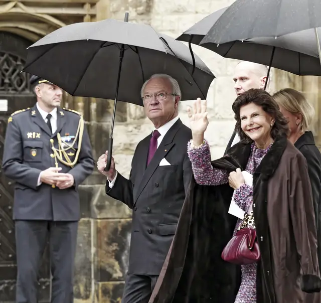 Gut beschirmt: Vor zehn Jahren besuchten König Carl XVI. Gustaf und Königin Silvia von Schweden die Leipziger Nikolaikirche. Silvias Onkel Ernst Sommerlath lehrte, als er das Paar 1976 traute, in Leipzig Theologie. | Foto: epd-bild/Peter Endig