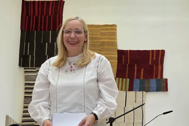 Manon Bursian, Direktorin der Kunststiftung Sachsen-Anhalt. Im Hintergrund einige der tibetanischen Teppiche aus der Ausstellung. | Foto: Thomas Nawrath