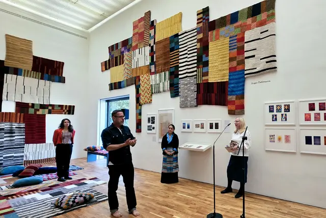 Kuratiert vom Berliner TeppichdesignerJürgen Dahlmanns entstanden diese Teppichlandschaften aus tibetanischen Tsukden - schmale Teppichstreifen aus Hochlandwolle. | Foto: Thomas Nawrath