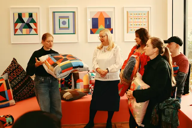 15 Künstlerinnen und Künstler gestalteten 15 Kissen als Hommage am Benita Koch-Otte. | Foto: Thomas Nawrath