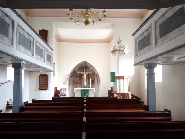 Blick auf Altar und Kanzel | Foto: Ghostwriter123, CC BY-SA 4.0, https://commons.wikimedia.org/w/index.php?curid=199686041