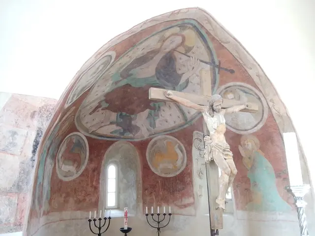 Altar samt Altarnische mit religiöser Seccomalerei von 1415 | Foto: Ghostwriter123, CC BY-SA 4.0, https://commons.wikimedia.org/w/index.php?curid=199686054