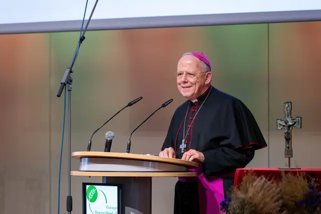 In seiner Predigt griff Neymeyr landwirtschaftliche Bilder aus dem Evangelium auf. Obwohl Jesus einer Handwerkerfamilie entstamme, spielten Saat, Ernte, Weinbau und die Arbeit auf den Feldern in seinen Gleichnissen immer wieder eine wichtige Rolle.  | Foto: Matthias Frank Schmidt