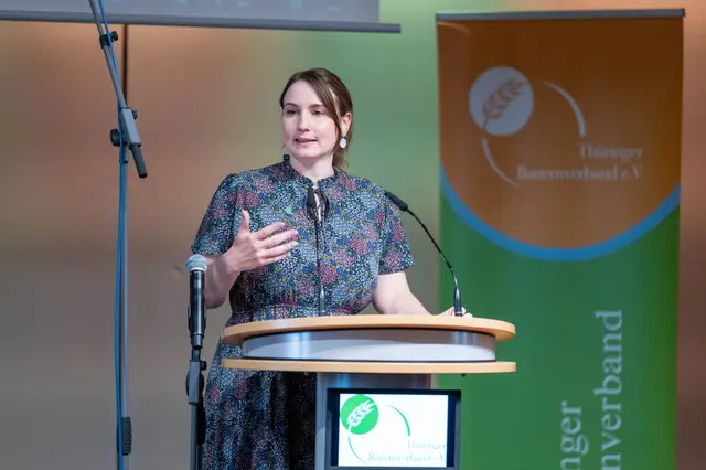 Thüringens Ministerin für Soziales, Gesundheit, Arbeit und Familie Katharina Schenk stellte besonders den Gemeinschaftsgedanken heraus. Die Krone zeige symbolisch, was entstehen könne, wenn viele Hände zusammenarbeiten. | Foto: Matthias Frank Schmidt