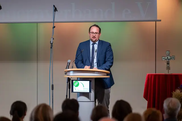 Landtagspräsident Thadäus König dankte den Bäuerinnen und Bauern für ihre Arbeit und würdigte die Erntekrone als sichtbares Zeichen dieses Einsatzes. | Foto: Matthias Frank Schmidt