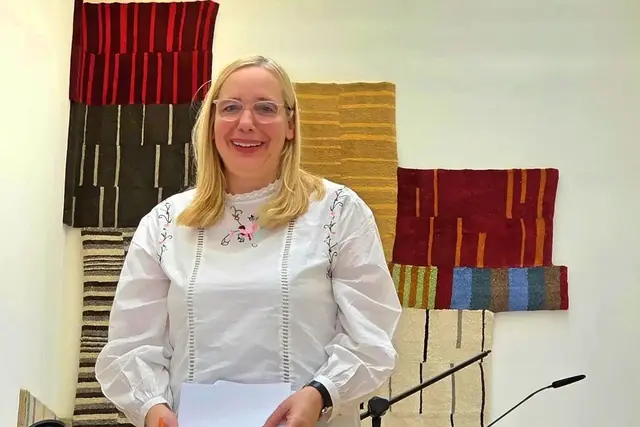 Manon Bursian, Direktorin der Kunststiftung Sachsen-Anhalt. Im Hintergrund einige der tibetanischen Teppiche aus der Ausstellung. | Foto: Thomas Nawrath