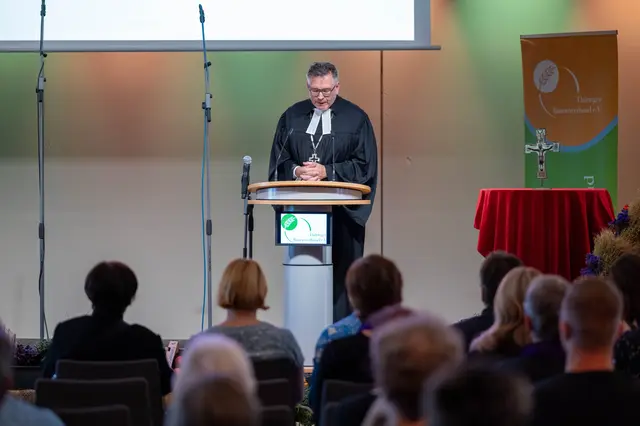 Regionalbischof Tobias Schüfer stellte in seiner Fürbitte Dankbarkeit und Verantwortung in den Mittelpunkt. Er bat darum, dass den Menschen bewahrt werde, was sie zum Leben brauchen, und erinnerte an jene, die unter Hunger leiden.  | Foto: Matthias Frank Schmidt