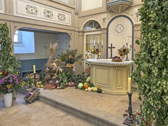 Vom Pflügen, Streuen und Danken: Das Erntedankfest wird in diesem Jahr am 4. Oktober gefeiert. Traditionell werden die Altäre in den Kirchen mit Feldfrüchten geschmückt, so wie in der St. Marienkirche in Tröbsdorf im KK Weimar-Apolda. Erntedank ist wohl einer der ältesten Feiertage der Weltgeschichte. Schon die frühen Ackerbaukulturen blickten dankbar auf ihre Ernte. Das Fest soll deutlich machen, dass der Mensch die Schöpfung Gottes nicht unter Kontrolle hat.  | Foto: Willi Wild