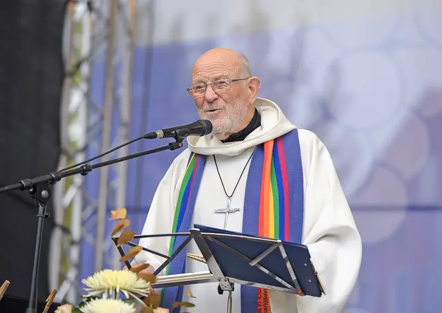 Paul Oestreicher predigte 2013 beim Mitteldeutschen Kirchentag in Jena.  | Foto: Jürgen Scheere