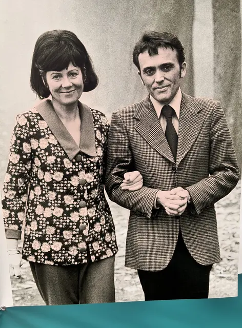 Elisabeth und Reiner Kunze vor einer Lesung in der Evangelischen Studentengemeinde Halle (Saale), 1976 - Schautafel der Ausstellung