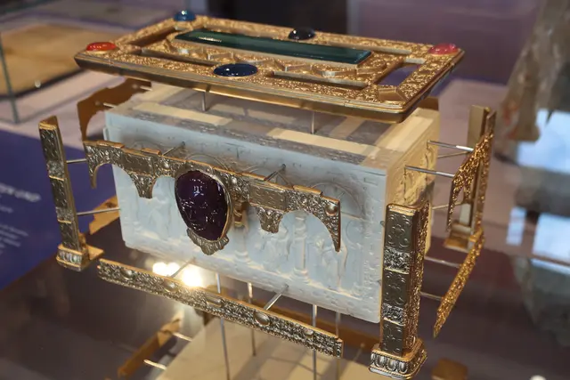 Blick unter und hinter die aufwendigen Verzierungen eines Reliquien- oder Schatzkästchens im Schlossmuseum. | Foto: Thomas Nawrath