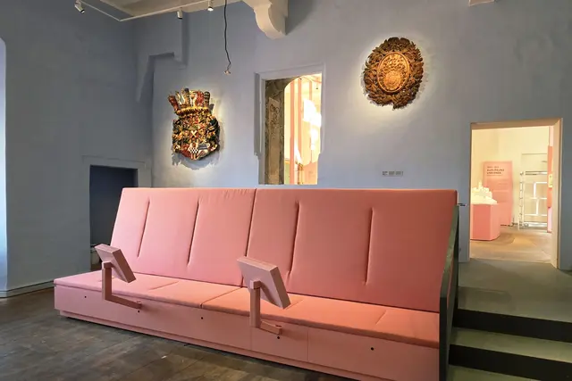 Inormationen mit moderner Medientechnik ganz chillig auf dem Sofa genießen. Blick in einen Ausstellungssaal des neuen Schlossmuseums. | Foto: Thomas Nawrath