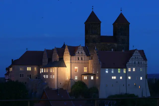 Der Stiftsberg erstrahlt wieder! Hell erleutete Räumlichkeiten des Schlossmuseums zu Quedlinburg am Anend der Eröffnungsfeier. | Foto: Thomas Nawrath
