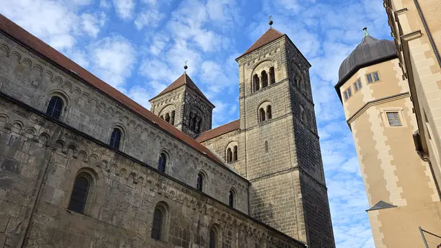 Weltkulturerbe: Der romanische Bau der Stiftskirche St. Servatii wurde zwischen 1070 und 1129 errichtet - lässt uns aber mit ihrem Figurenschmuck ein wenig erahnen, wie es auch schon zu Zeiten von Heinrich I. und seiner Gemahlin Mathilde im 10. Jahrhundert auf dem Stiftsberg ausgesehen haben könnte. | Foto: Thomas Nawrath