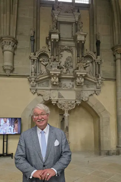 Deer Vorsitzende des Fördervereins des Doms zu Magdeburg, Stephen G. Stehlii, vor dem wieder errichteten von Arnstedtschen Epitaph. | Foto: Thomas Nawrath