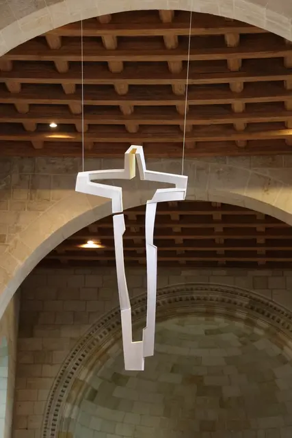 Moderne Kunst im historischen Bau: Das eindrucksvolle Triumphkreuz des Halleschen Metallkünstlers Thomas Leu ziert seit Ostern 2006 die Stiftskirche Quedlinburg. | Foto: Thomas Nawrath