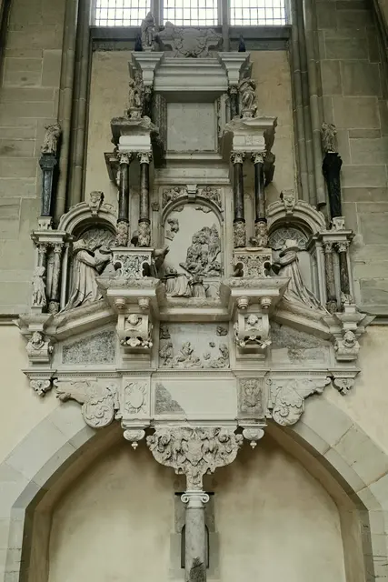 Mehrere Meter hoch ist das nun frisch restaurierte Grabdenkmal des Domherren von Arnstedt im Magdeburger Dom. | Foto: Thomas Nawrath