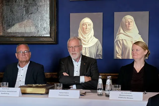 Kulturminister Rainer Robra (Mitte) eröffnete gemeinsam mit Quedlinburgs Oberbürgermeister Frank Ruch und Museumsdirektorin Uta Siebrecht das neue Schlossmuseum mit einer Pressekonferenz vor den Porträts der 39 Äbtissinnen und von Königin Mathilde, die das Stift 936 mit ihrem Sohn Otto ins Leben rief. | Foto: Thomas Nawrath