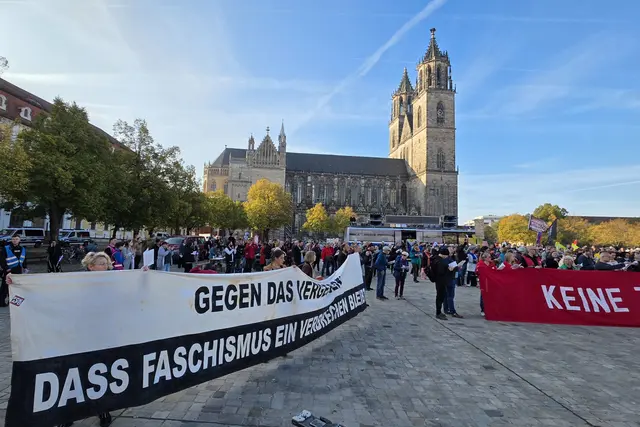 Etwa 500 Demonstranten protestierten auf dem Domplatz in Magdeburg vor dem Landtag von Sachsen-Anhalt gegen die Wahl von AfD-Politikern ins Landtagspräsidium. | Foto: Thomas Nawrath