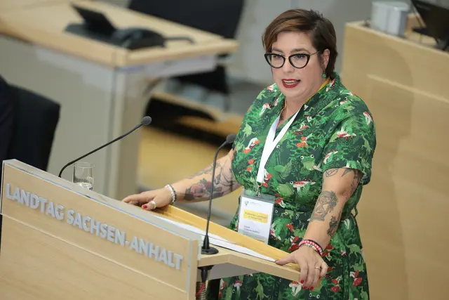 Susan Sziborra-Seidlitz  von Bündnis 90/Die Grünen sprach während der konstituierenden Sitzung des Landtages in Magdeburg zu den Parlamentariern. | Foto: epd-bild/Ronny Hartmann