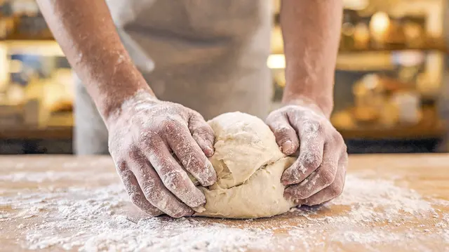 Mehl, Wasser, Salz und Hefe bzw. Sauerteig sind die Grundzutaten für ein gutes Brot – doch das Brot aus Gottes Hand meint viel mehr.  | Foto: Foto: XAVIER – stock.adobe.com