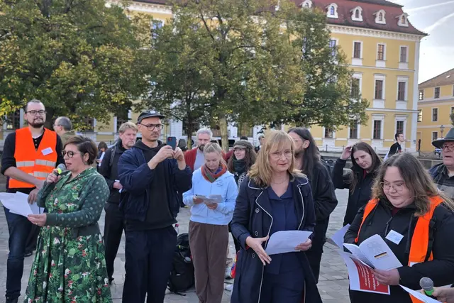 Auch Landtagsabgeordnete von Grünen und Linken beteiligten sich am Protest vor dem Landtag und Verlasen Grundgesetzartikel, um Landesparlament und künftige Regierung an die Beachtung der Grundrechte zu erinnern. | Foto: Thomas Nawrath