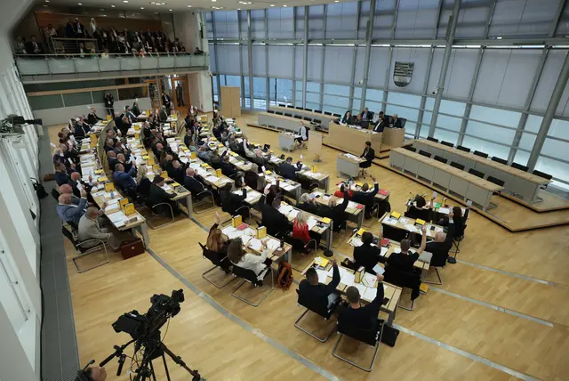 Die Abgeordneten haben ihre Plätze für die Sitzung im Landtag eingenommen.  | Foto: epd-bild/Ronny Hartmann