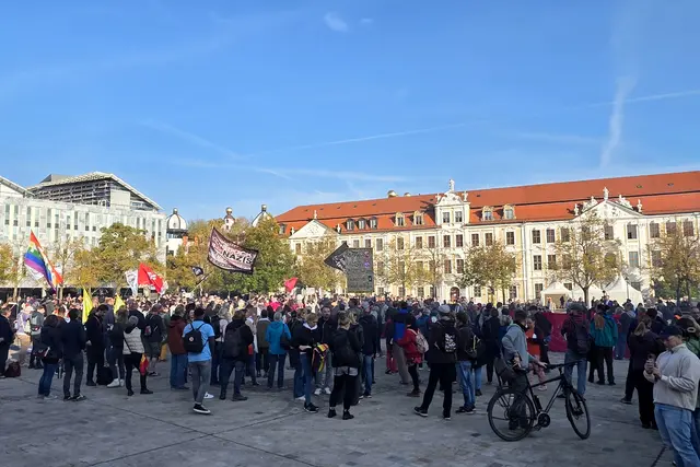 Etwa 500 Demonstranten protestierten auf dem Domplatz in Magdeburg vor dem Landtag von Sachsen-Anhalt gegen die Wahl von AfD-Politikern ins Landtagspräsidium. | Foto: Thomas Nawrath