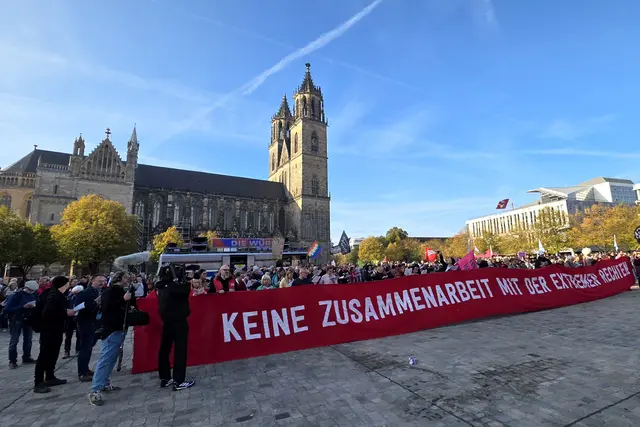 Etwa 500 Demonstranten protestierten auf dem Domplatz in Magdeburg vor dem Landtag von Sachsen-Anhalt gegen die Wahl von AfD-Politikern ins Landtagspräsidium. | Foto: Thomas Nawrath