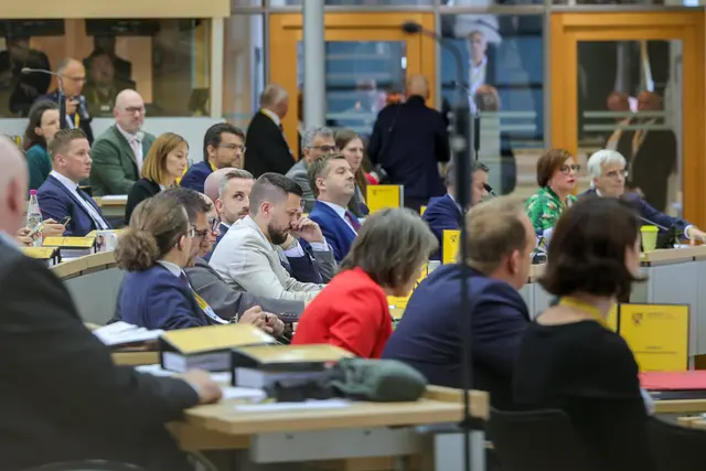 Der neue Landtag von Sachsen-Anhalt ist zu seiner konstituierenden Sitzung zusammengekommen. Mittig die Abgeordneten vom Wahlsieger AfD mit dem später gewählten neuen Landtagspräsidenten Tobias Rausch und hinter ihm dem Spitzenkandidaten Ulrich Siegmund. Hinter der AfD die Abgeordneten der CDU um Noch-Ministerpräsident Sven Schulze sowie von den Grünen. | Foto: epd-bild/Viktoria Kühne