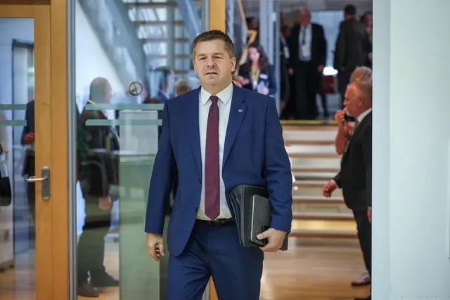 Sachsen-Anhalts Ministerpräsident Sven Schulze (CDU) kommt zur konstituierenden Sitzung des neuen Landtag am 6. Oktober 2026 in Magdeburg.  | Foto: epd-bild/Ronny Hartmann