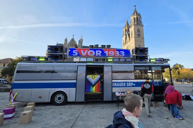 "5 vor 1933" - Proteste auf dem Domplatz in Magdeburg vor dem Landtag von Sachsen-Anhalt gegen die Wahl von AfD-Politikern ins Landtagspräsidium. | Foto: Thomas Nawrath