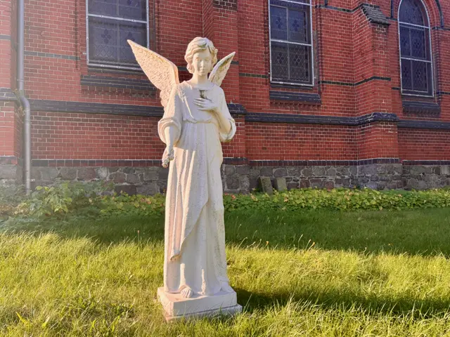 Engelsskulptur vor der Kirche in Bias bei Zerbst | Foto: Micha Kühnast