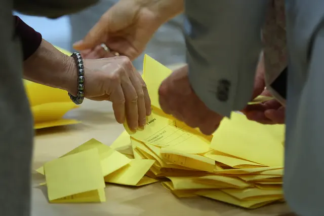 Stimmzettel für die Wahl des Vizepräsidenten werden ausgezählt - auf einem der Zettel ist der Name des Kandidaten und CDU-Politikers Carsten Borchert vermerkt.
 | Foto: epd-bild/Ronny Hartmann