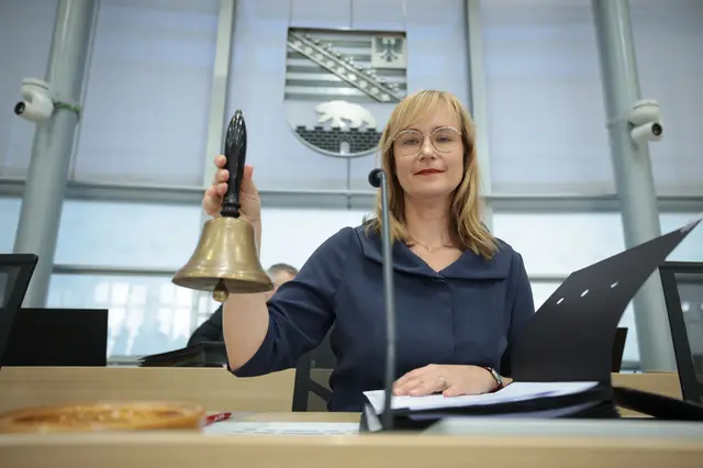 Eva von Angern (Linke) eröffnete als dienstälteste Abgeordnete die konstituierende Sitzung des Landtags in Magdeburg am 6. Oktober 2026. | Foto: epd-bild/Ronny Hartmann