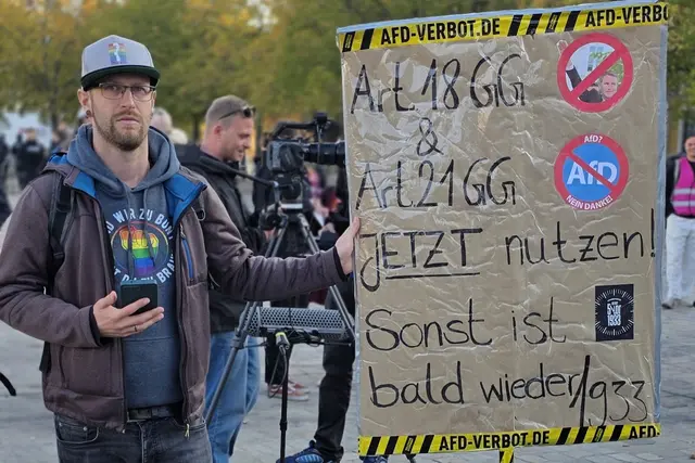 Eindrücklicher Protesrt auf dem Domplatz in Magdeburg vor dem Landtag von Sachsen-Anhalt gegen die Wahl von AfD-Politikern ins Landtagspräsidium. | Foto: Thomas Nawrath