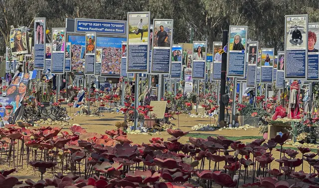 Gedenkort für die Opfer des Hamas-Überfalls beim Nova-Musikfestivals in Israel am 7. Oktober 2023. Pfosten mit Fotos der Getöteten erinnern an der Gedenkstelle als individuell gestaltete Erinnerungsorte mit israelischen Flaggen, Blumen und persönlichen Andenken an die Opfer. | Foto: epd-bild/Ingo Lehnick