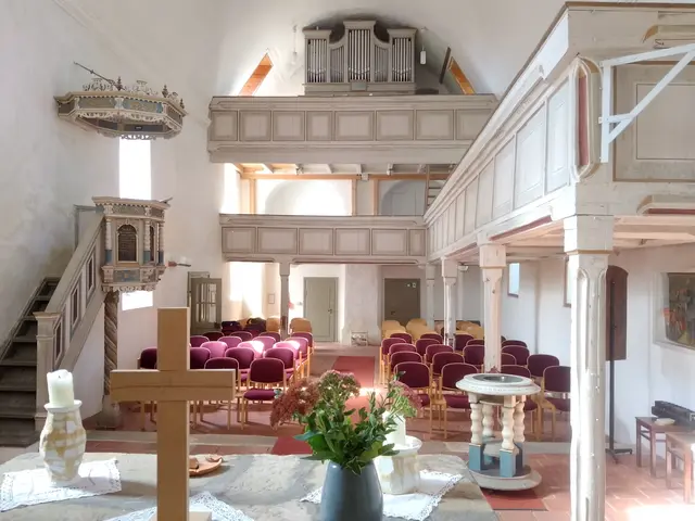 Blick auf Kanzel, Emporen und Orgel | Foto: Ghostwriter123, CC BY-SA 4.0, https://commons.wikimedia.org/w/index.php?curid=199685196