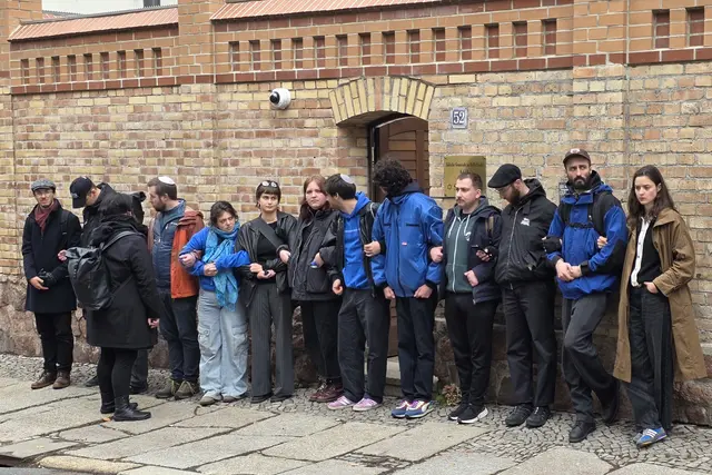 Menschenkette von Mitgliedern der Jüdischen Studierendenunion Deutschland (JSUD) vor der Synagoge von Halle. Sie hatten am 9. Oktober AfD-Politiker Hans-Thomas Tillschneider den Zugang verwehrt. | Foto: Thomas Nawrath