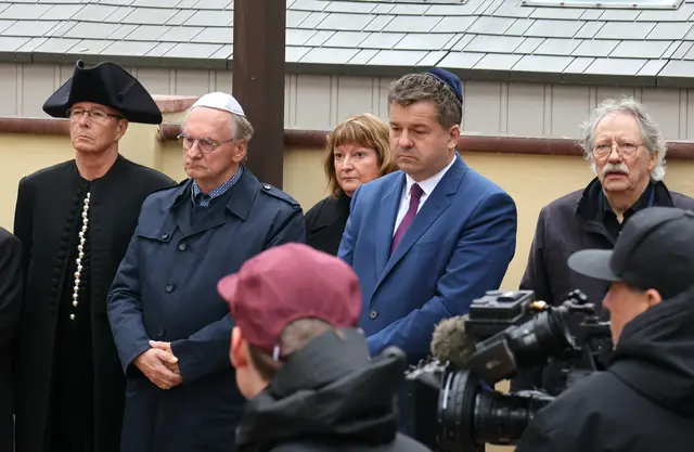 Auch Sachsen-Anhalts Ministerpräsident Sven Schulze nahm an Gedenken teil. | Foto: Thomas Nawrath