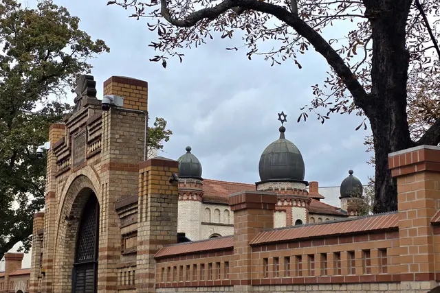 Blick auf die Synagoge und das Tor zum jüdischen Friedhof von Halle (Saale). | Foto: Thomas Nawrath