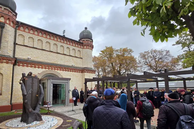 Rund 100 Anwesende gedachten deer Opfer des Anschlagsd von 2019 vor der halleschen Synagoge. | Foto: Thomas Nawrath