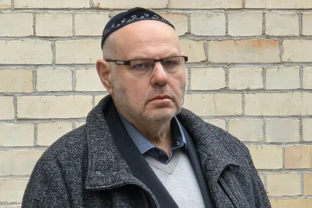 Der Vorsitzende der Jüdischen  Gemeinde zu Halle, Max Privorozki, begrüßte die Gäste beim Gedenken an deer Synagoge. | Foto: Thomas Nawrath